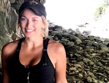 «Ξεμπρόστιασαν» τη Σπυροπούλου στα social media: Η ίδια φωτό με μαγιό πριν και μετά το Photoshop